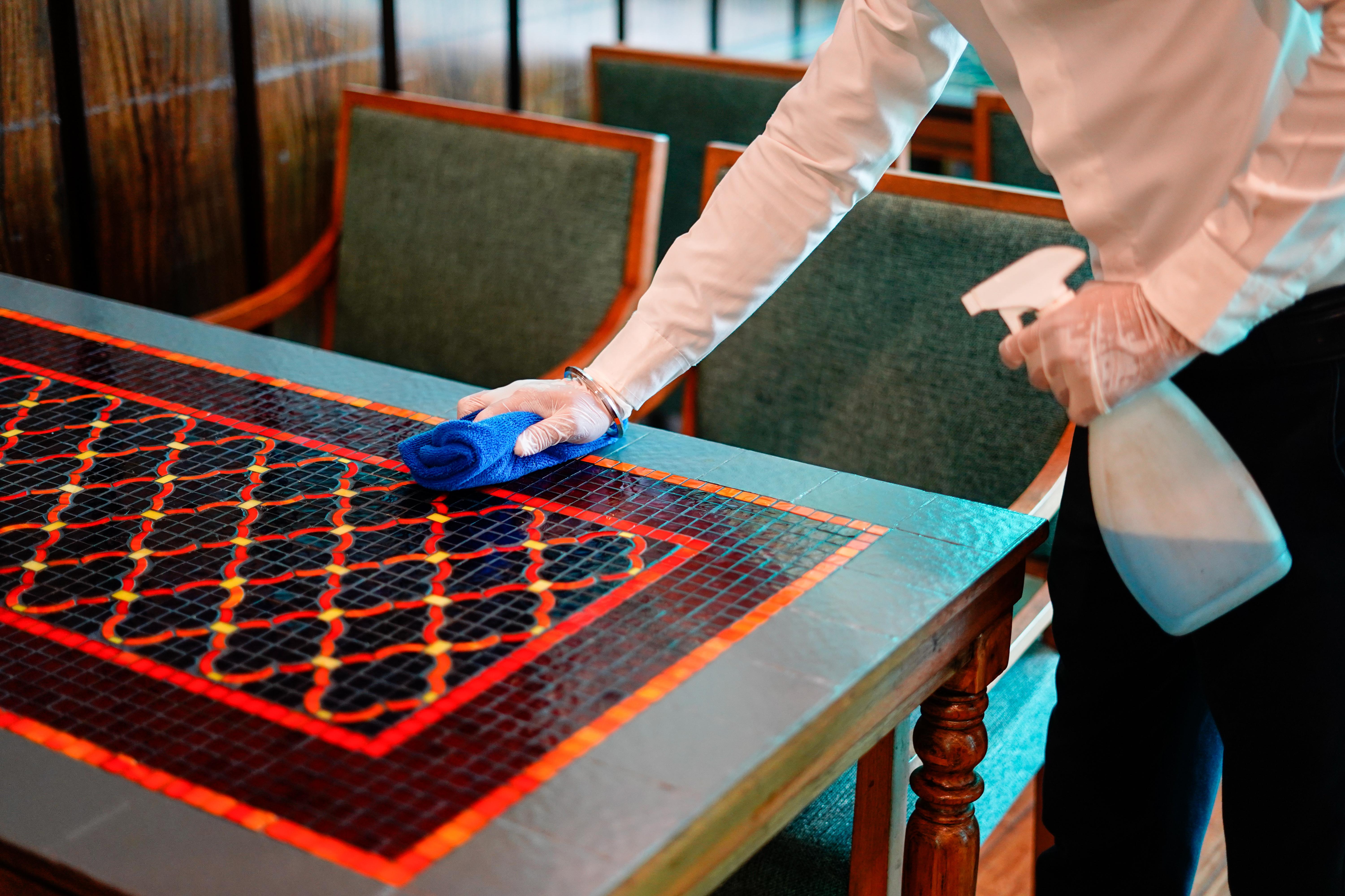 Novotel Goa Resort & Spa Candolim Zewnętrze zdjęcie A hotel housekeeper wiping down a table