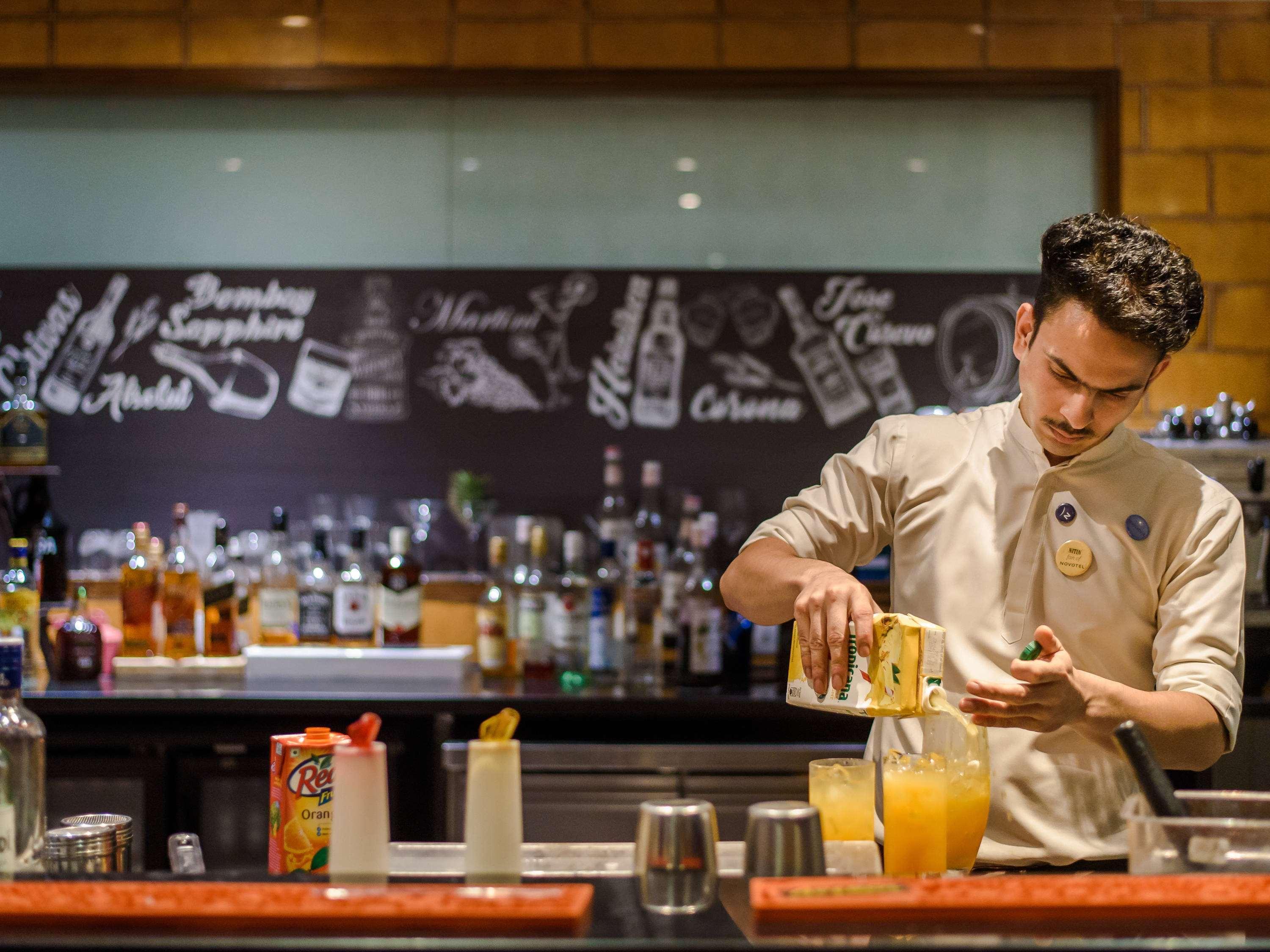 Novotel Goa Resort & Spa Candolim Zewnętrze zdjęcie A bartender at work