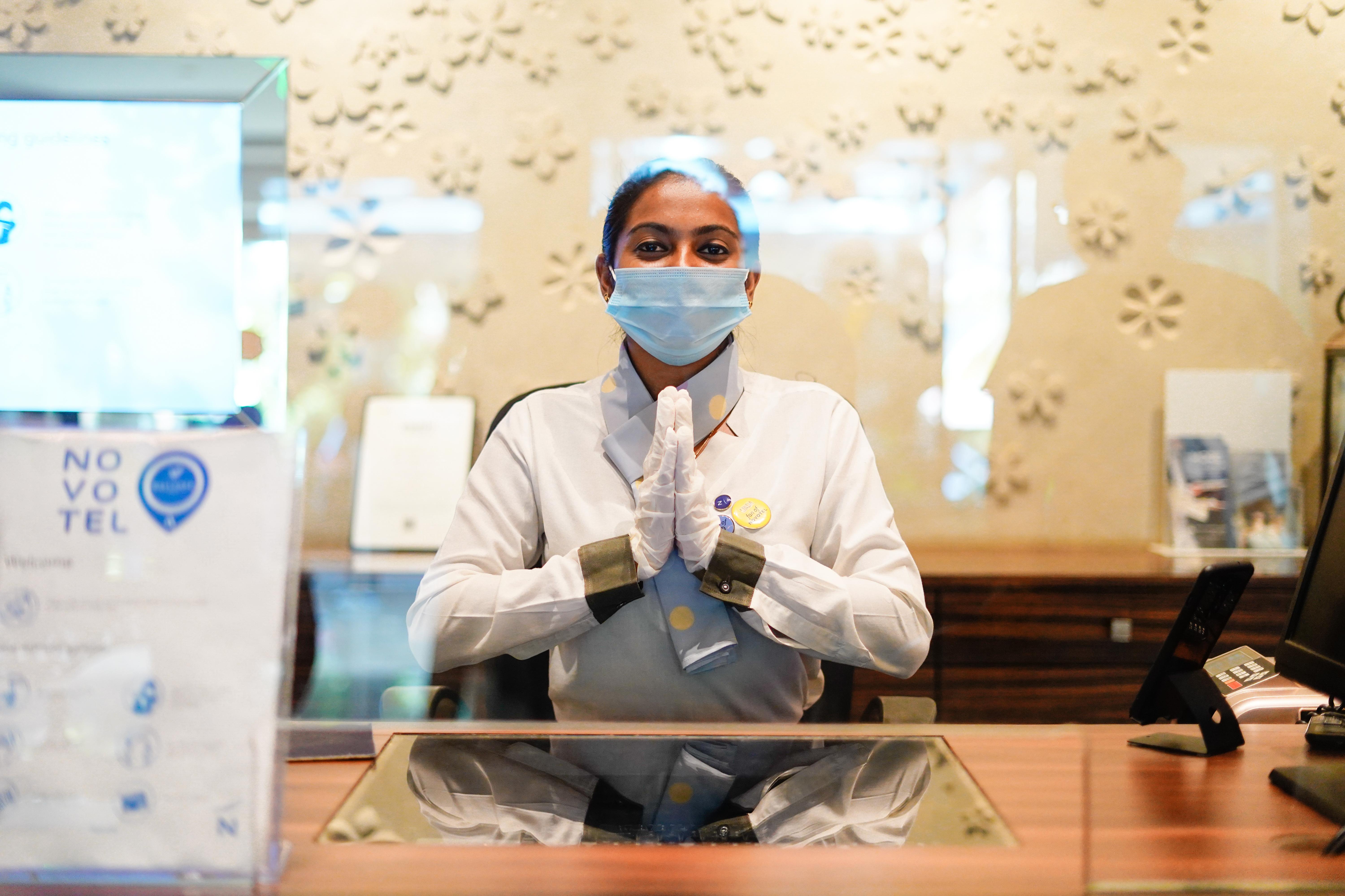 Novotel Goa Resort & Spa Candolim Zewnętrze zdjęcie A hotel employee wearing a face mask